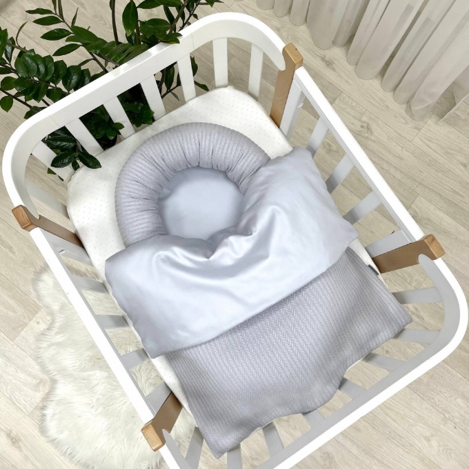 Paturica bebe din satin si material tricotat cu pilota si fundita, gri (1)